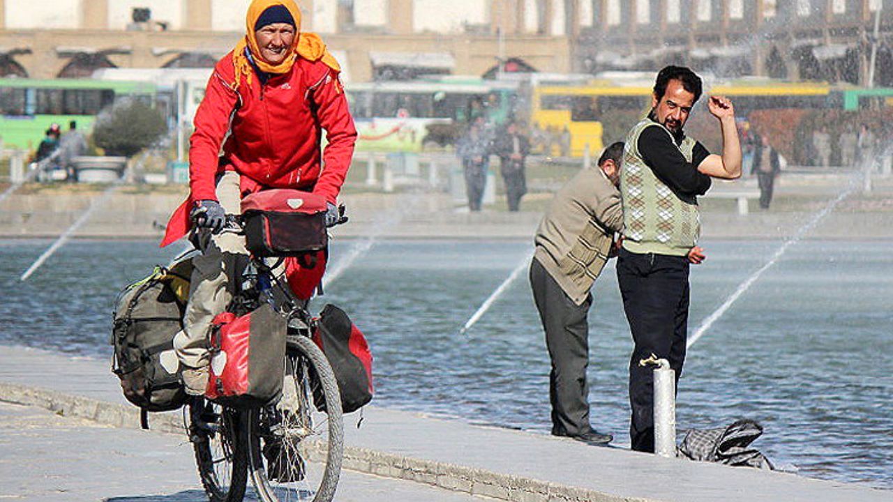 نیروای انتظامی با زنان دوچرخه‌سوار برخورد می‌کند