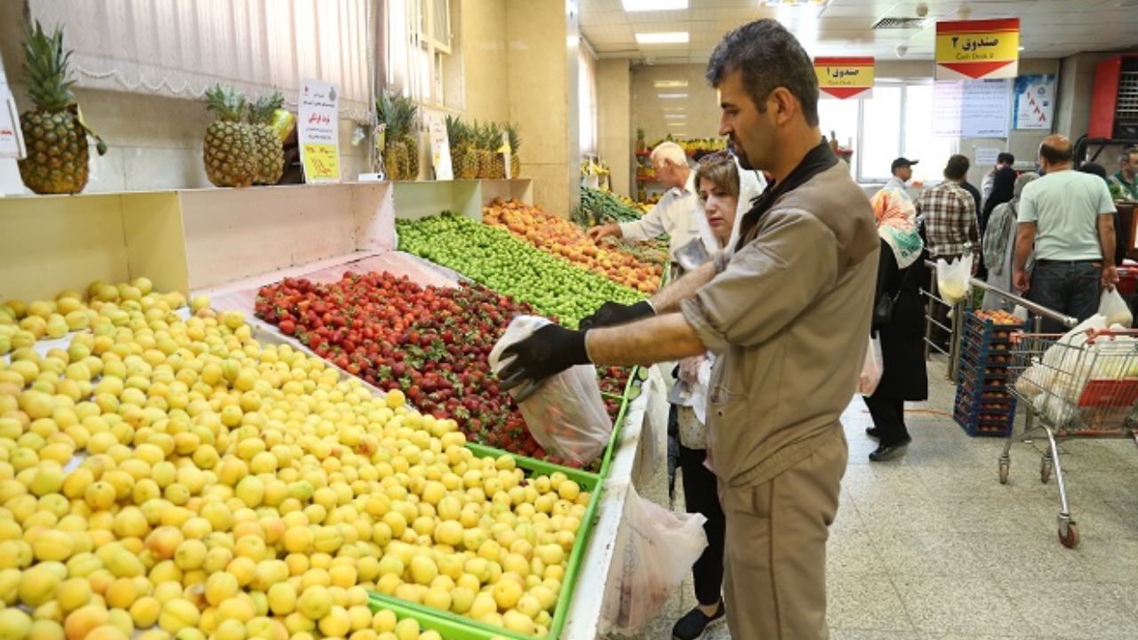 کاهش قیمت 9 قلم «میوه فصل» در میادین میوه و تره بار/ عرضه برخی از میوه‌های نوبرانه زیر قیمت 10 هزار تومان + جدول قیمت