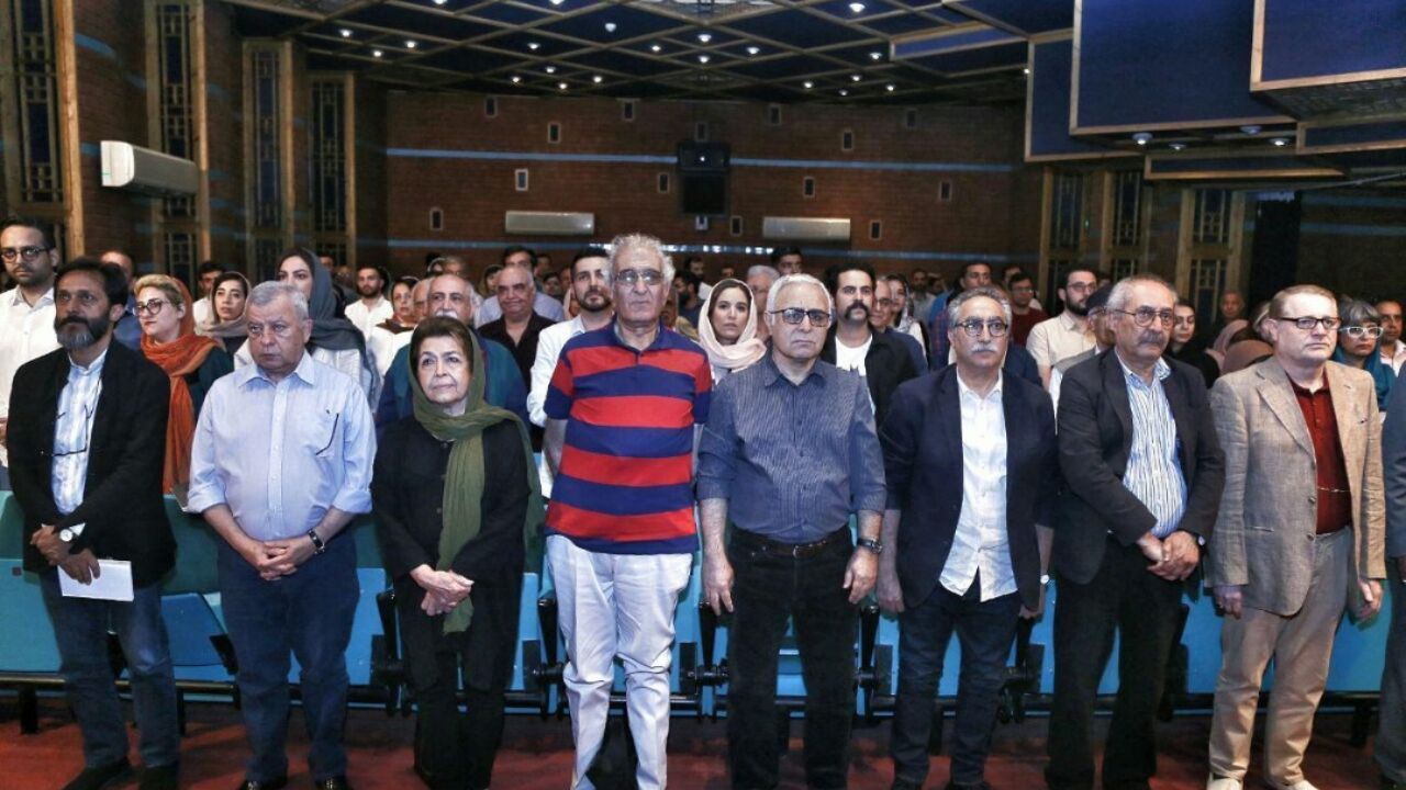 آیدین آغداشلو: فرهنگ ما شایگان را در یکصد سال اخیر حاصل داد/ حسین سناپور: تمام انگیزه من کشف داستان‌نویسان بااستعداد است/ لیلی گلستان: حمایت از نویسنده‌های جوان وظیفه اصلی ناشران است/ فرهاد توحیدی: امیدوارم نویسنده‌های ما داستان‌های کوتاه و پخته‌تری را با