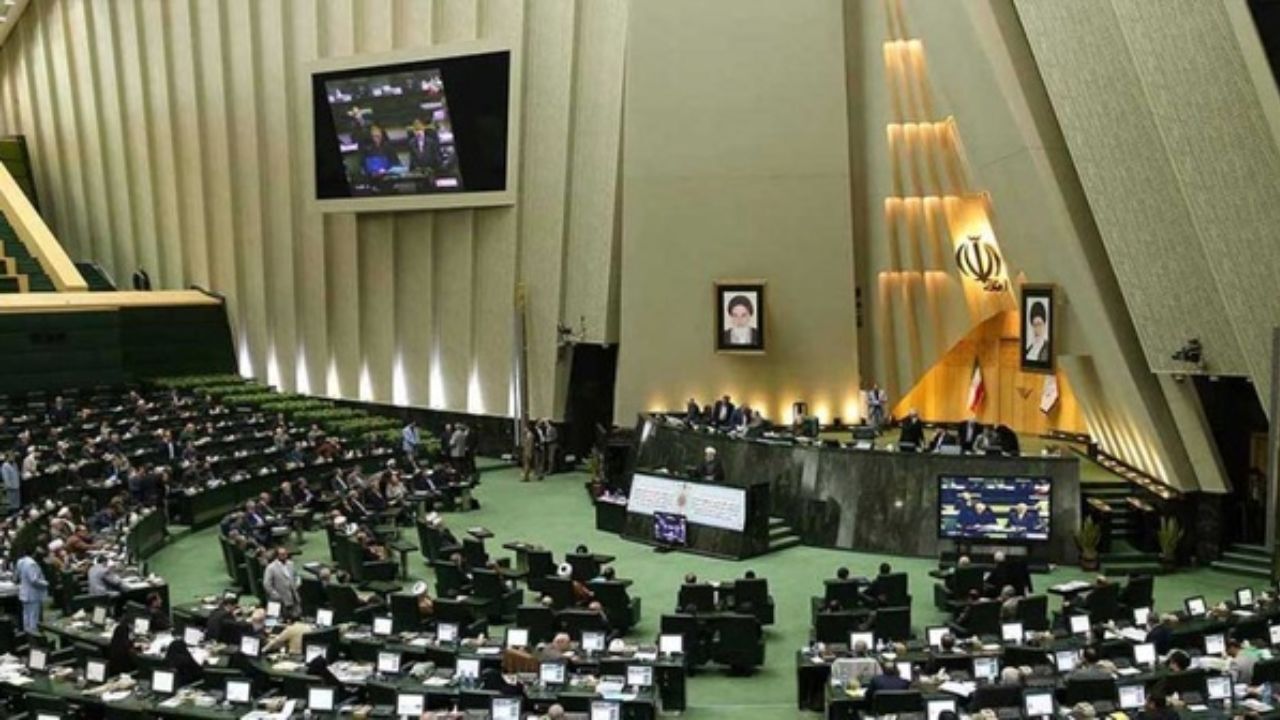 کمیسیون کشاورزی و وزیر جهاد هجوم ملخ‌ها را پیگیری کنند/ گلایه‌های تند از حلقه زدن نمایندگان دور وزرا؛ اینجا مجلس است یا باشگاه؟