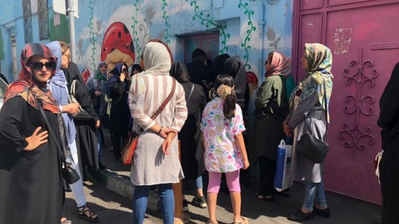 تجمع خانواده‌ها پشت درهای دبستان پلمب شده «زیوری»