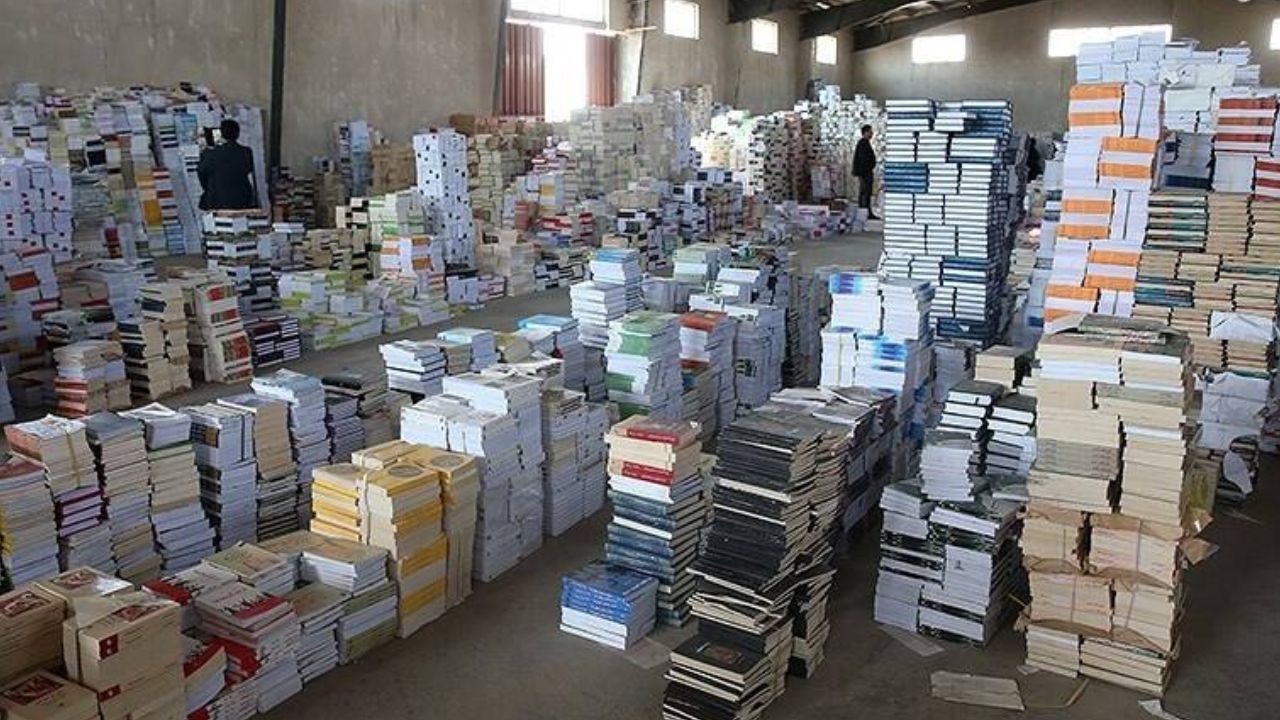 مافیای کتاب، بی‌رحم، خطرناک و قدرتمند است/ امکان مبارزه با قاچاق کتاب در کشور وجود ندارد/ قاچاق کتاب، مافیای قدرتمندی دارد/ افرادی در خیابان‌ها محصولات فرهنگی را قتل عام می‌کنند/ بسیاری از این افراد را می‌شناسیم، اما توانایی دسترسی به آنها وجود ندارد/ چرا