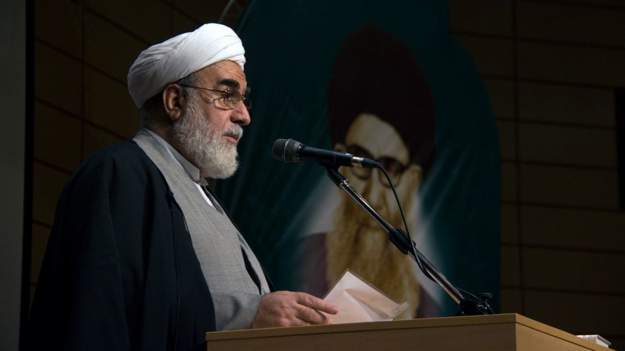 نماز جمعه به برکت انقلاب اسلامی بار دیگر در کشورمان احیا شد/ ثانیه‌ای نیست که مقام معظم رهبری یاد مردم را فراموش کند/ حداکثر دریافتی یک طلبه 700 هزار تومان در ماه است