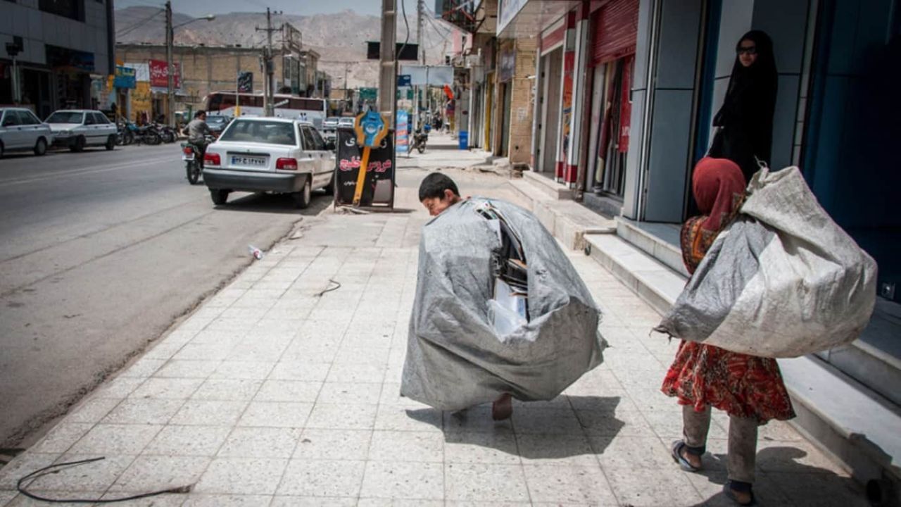 برخورد خشن مامور شهرداری آبدان با کودک دستفروش افغانستانی + ویدئو
