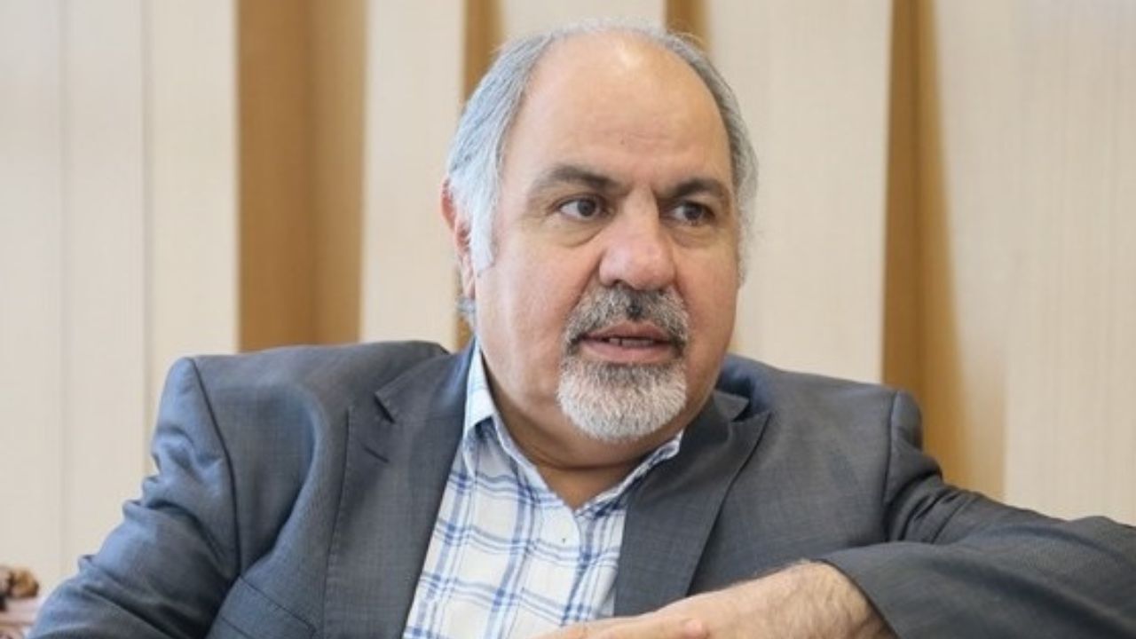 راه‌حل کنترل حجم نقدینگی، آموزش به سرمایه‌داران خرد است/ افکار عمومی را بسیج کردیم تا به سودهای کوتاه‌مدت فکر کنند/ حجم عظیم نقدینگی آثار مخربی بر اقتصاد گذاشت/ موسسات مالی-اعتباری با افزایش نرخ بهره شرایط تولید را سخت کردند