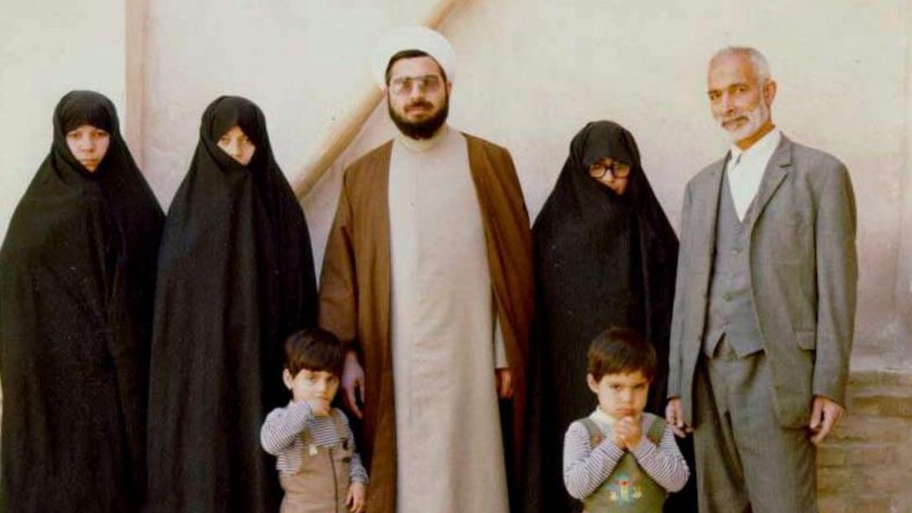 عکس زیرخاکی از حسن روحانی در دوران کودکی کنار پدر