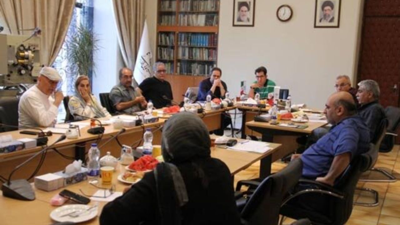 آیا یک «مستند» نماینده مناسبی برای اسکار است؟/ چرا نماینده‌های ایران در آکادمی اسکار در این هیات حضور ندارند؟/ مهرزاد دانش: نظر من شخصی است، باید به جمع احترام گذاشت/ تورج منصوری: این یک تصمیم گروهی و مبتنی بر ساعت‌ها تفکر و مباحثه است/ نقش فارابی در انتخ