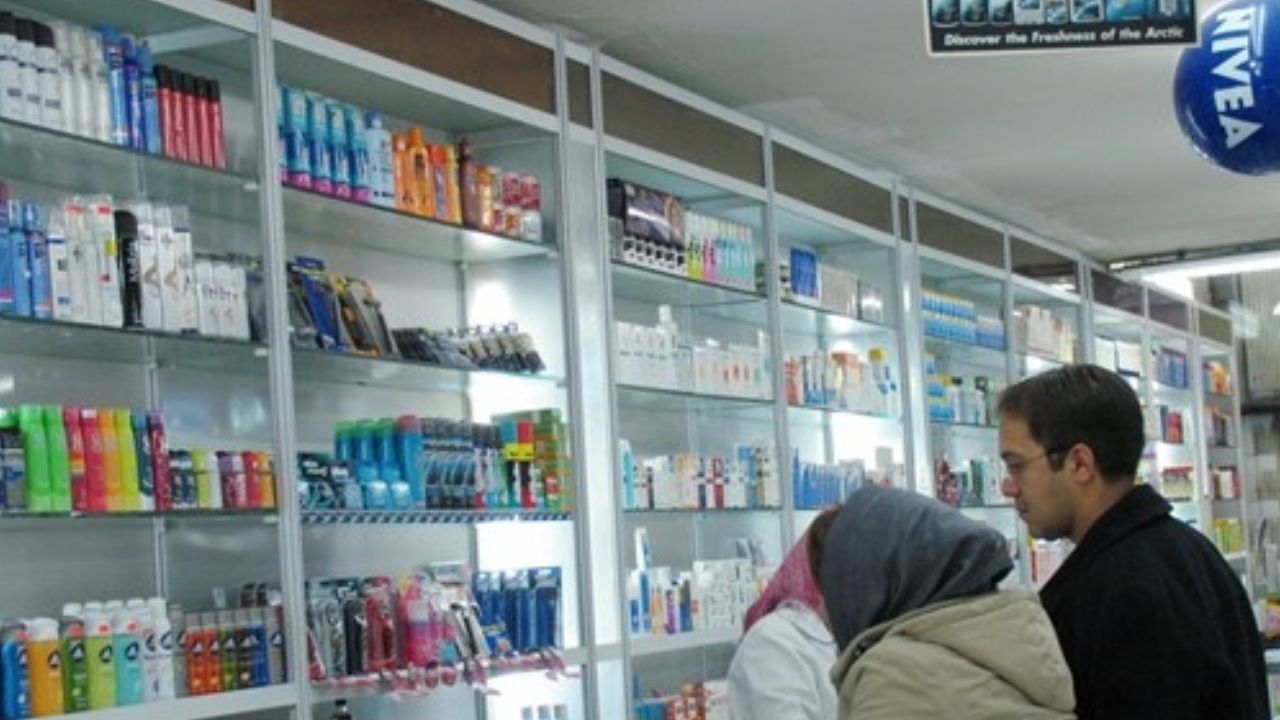 داروخانه‌ها راهی جز فروش لوازم آرایش ندارند