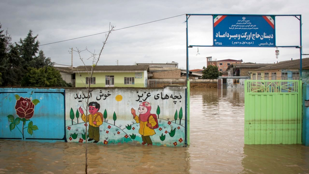 دانش‌آموزان پلدختر، سال تحصیلی را در کانکس شروع می‌کنند