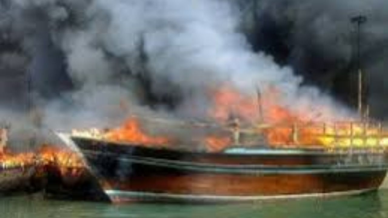 یک­ فروند لنج‌ باری در کیش طعمه حریق شد