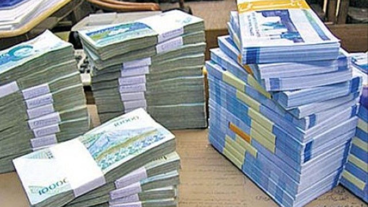 بدهی دولت به بانک‌ها بیشتر شده است/ حجم بدهی ارزی بانک مرکزی کاهش یافت/ بی‌پولی دولت سرمایه‌های مردم را سرگردان کرد