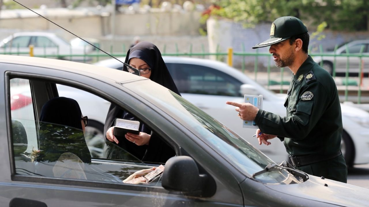 بخشی از پیامدهای پیامک‌های کشف حجاب؛ سوءظن در خانواده/ قانون چه می‌گوید؟