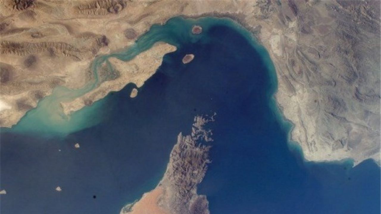چرا نیروهای دریایی انگلیس بی سر وصدا از کنار تنگه هرمز و ایران عبور می کنند؟