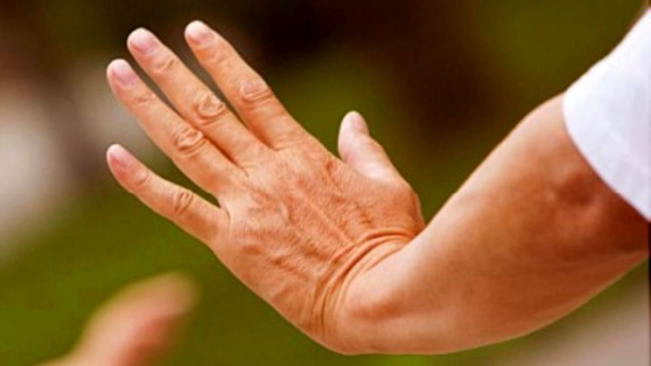 چرا دستان شما لرزش دارد؟