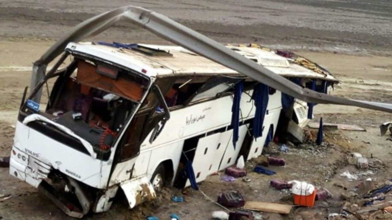 واژگونی مینی‌بوس حامل دانش‌آموزان در جاده بروجن، 18 مصدوم داشت
