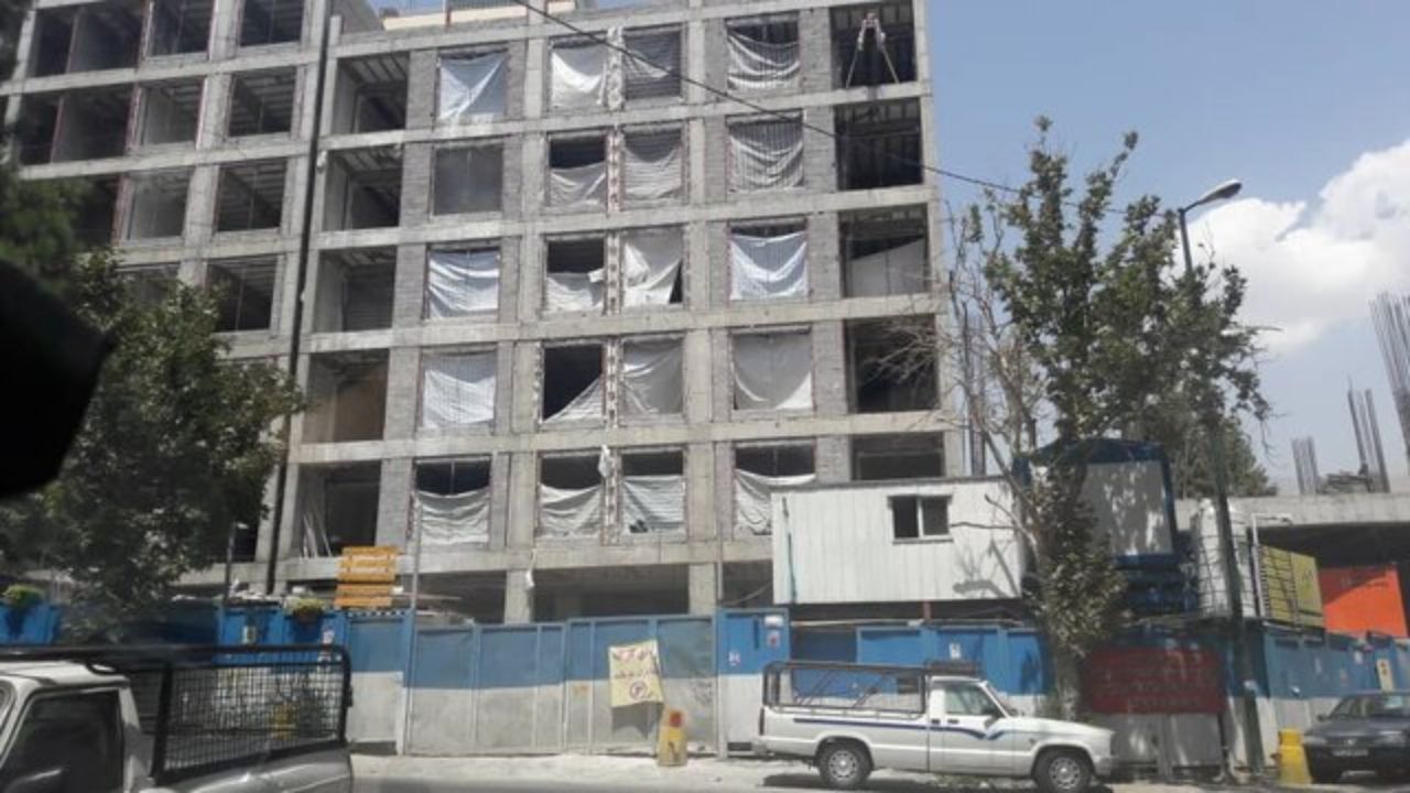 ساختمان پنج‌طبقه، یا حسینیه‌ای که برج شد؟/ مالکان زمین: این ملک را با سند مالکیت تک‌برگ و پروانه معتبر ساختمانی و اخذ کلیه استعلامات قانونی به قیمت متعارف روز خریدیم/ این سه ساختمان کماکان دارای پروانه معتبر ساختمانی هستند/ کجای این ساختمان‌‌های پنج‌طبقه 