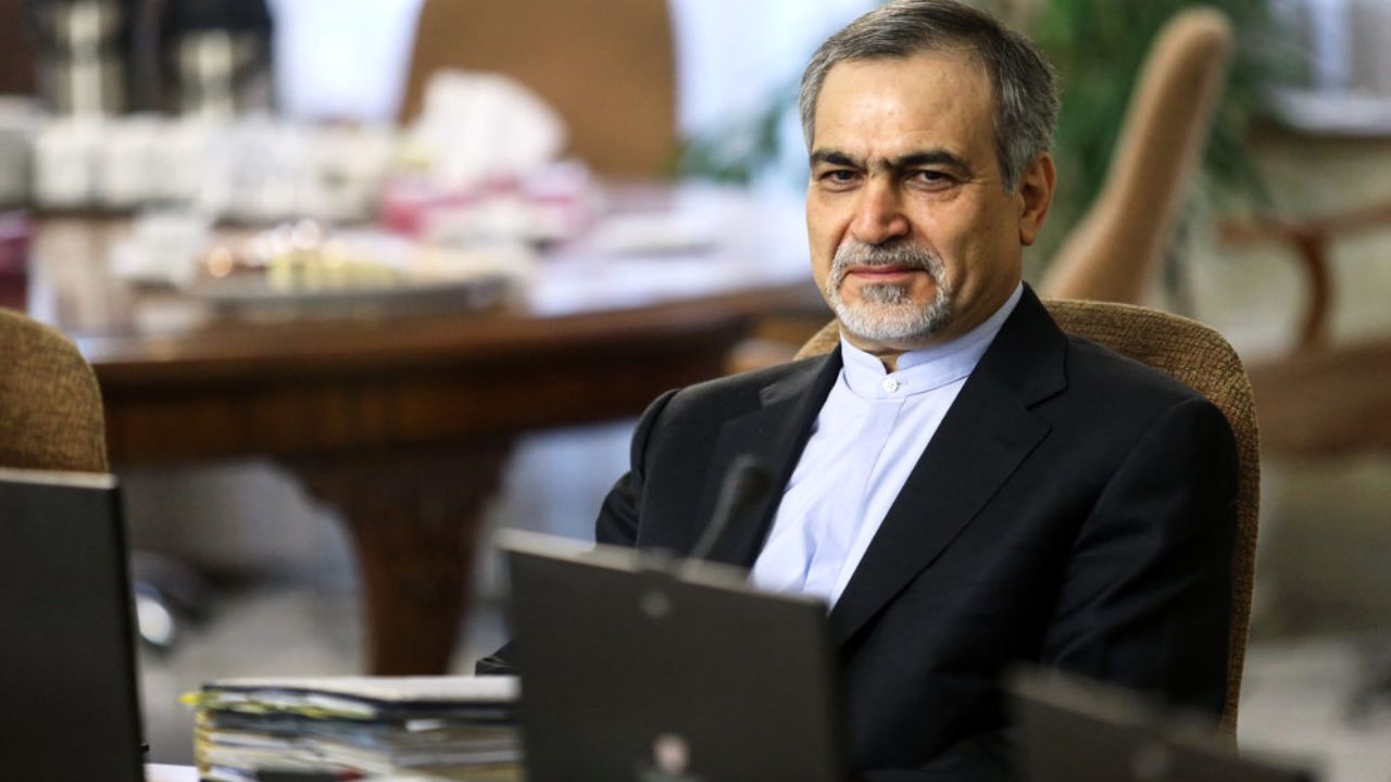 حسین فریدون در زندان حاضر است