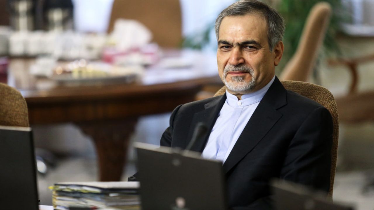 حسین فریدون در زندان حاضر است