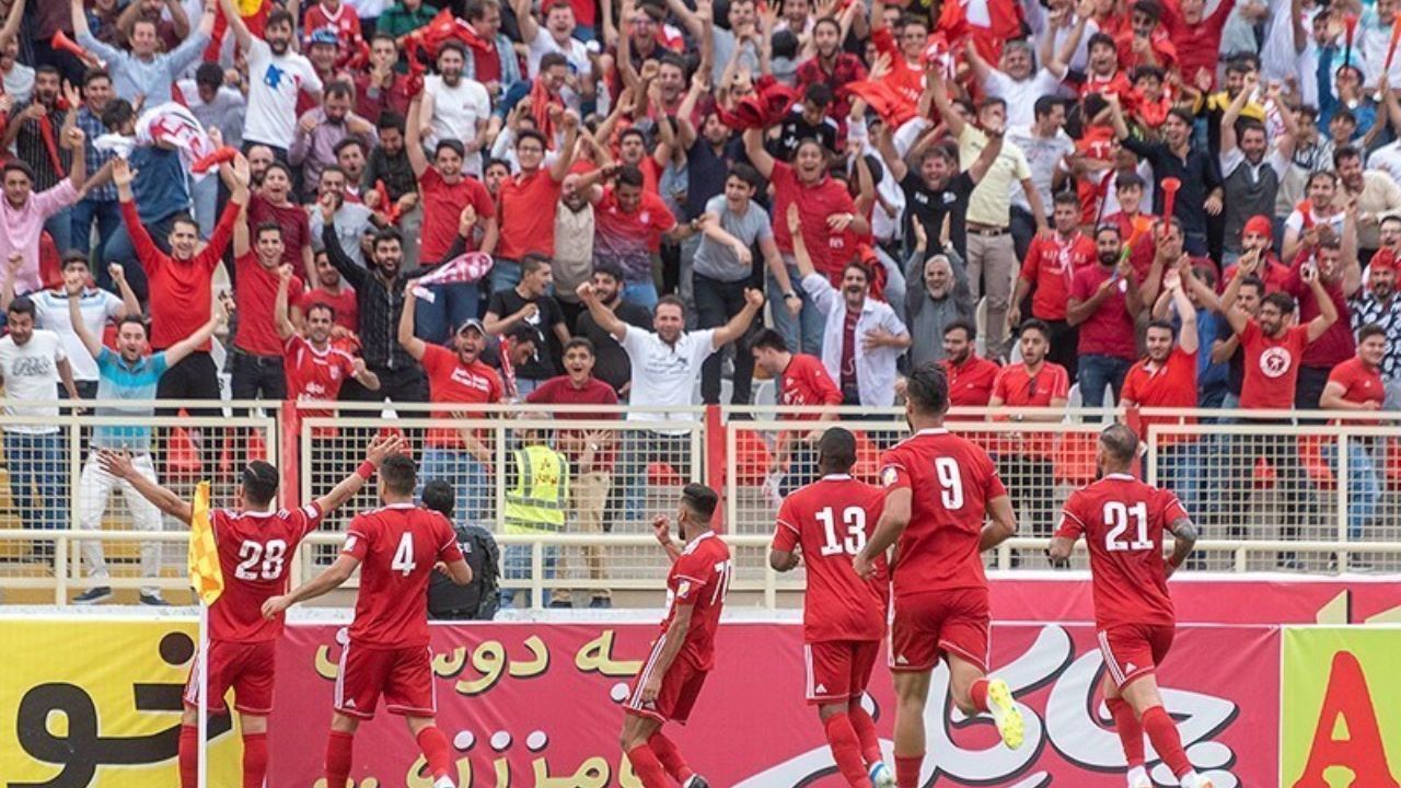 آتش بازی شاگردان دنیزلی در ورزگاه  شهید وطنی