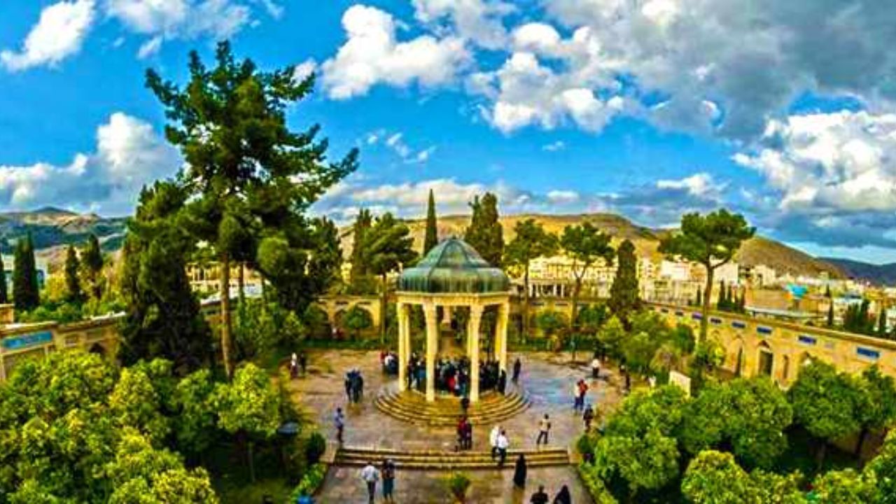 ماهنامه مدیریت ارتباطات با بررسی اشعار حافظ منتشر شد