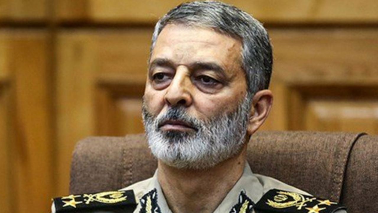 ارتش در مقابل دشمن مقتدرانه و در کنار مردم فداکارانه ایستاده است/ آماده جانفشانی و فداکاری در هر زمان، هر مکان و در هر سطحی هستیم