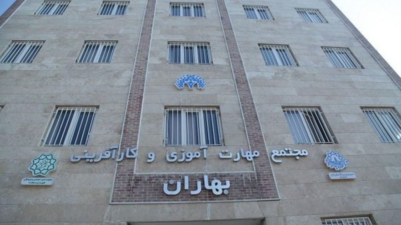 قرائت گزارش وضعیت مراکز بهاران در صحن شورا
