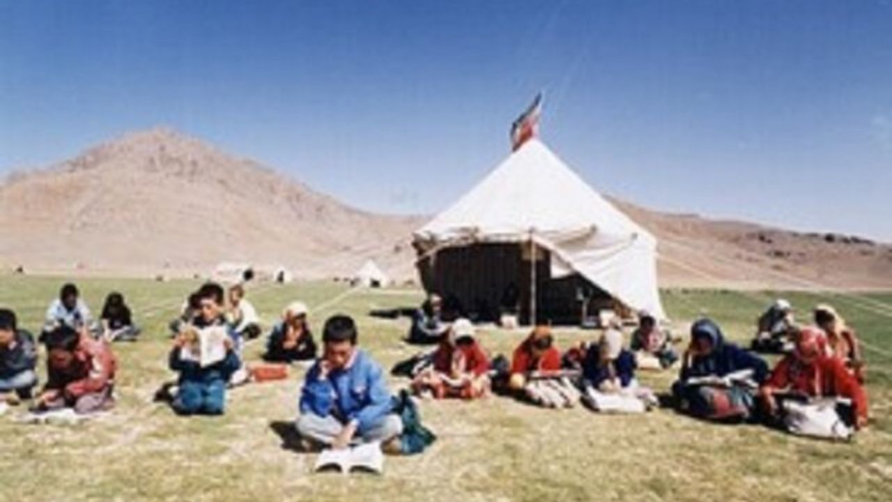 معلمانی که هرچند روز یک 20 لیتری سوخت برای دانش‌آموزان عشایری می‌آورند