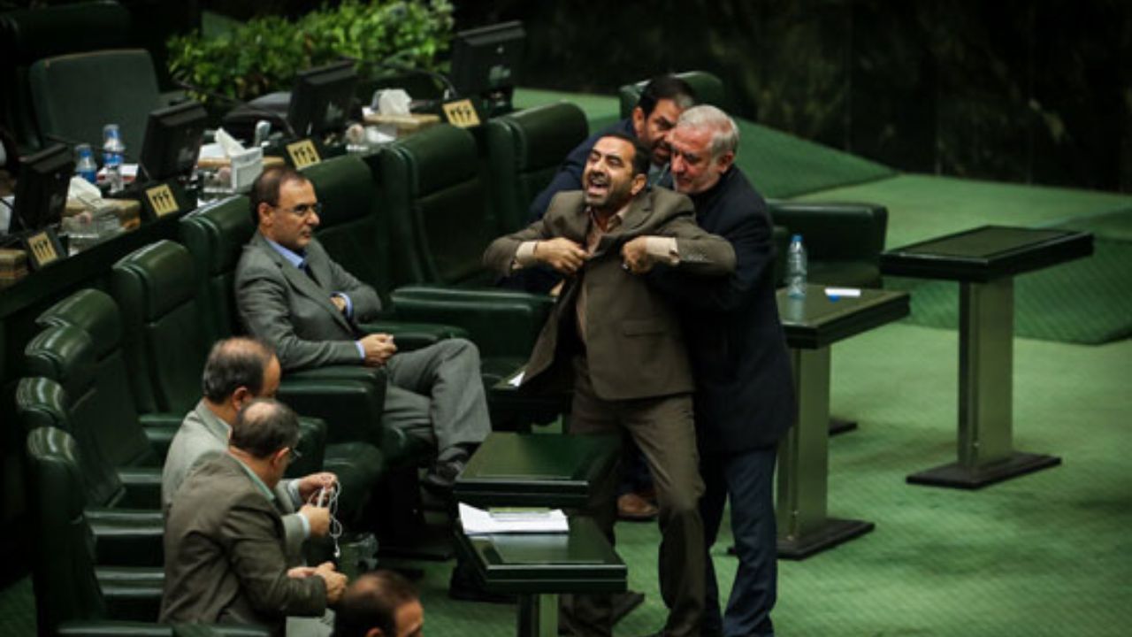 انتقاد تند نماینده ماهشهر از عملکرد روحانی و دولت: شما چه کردید که شاه بیشرف نکرد؟