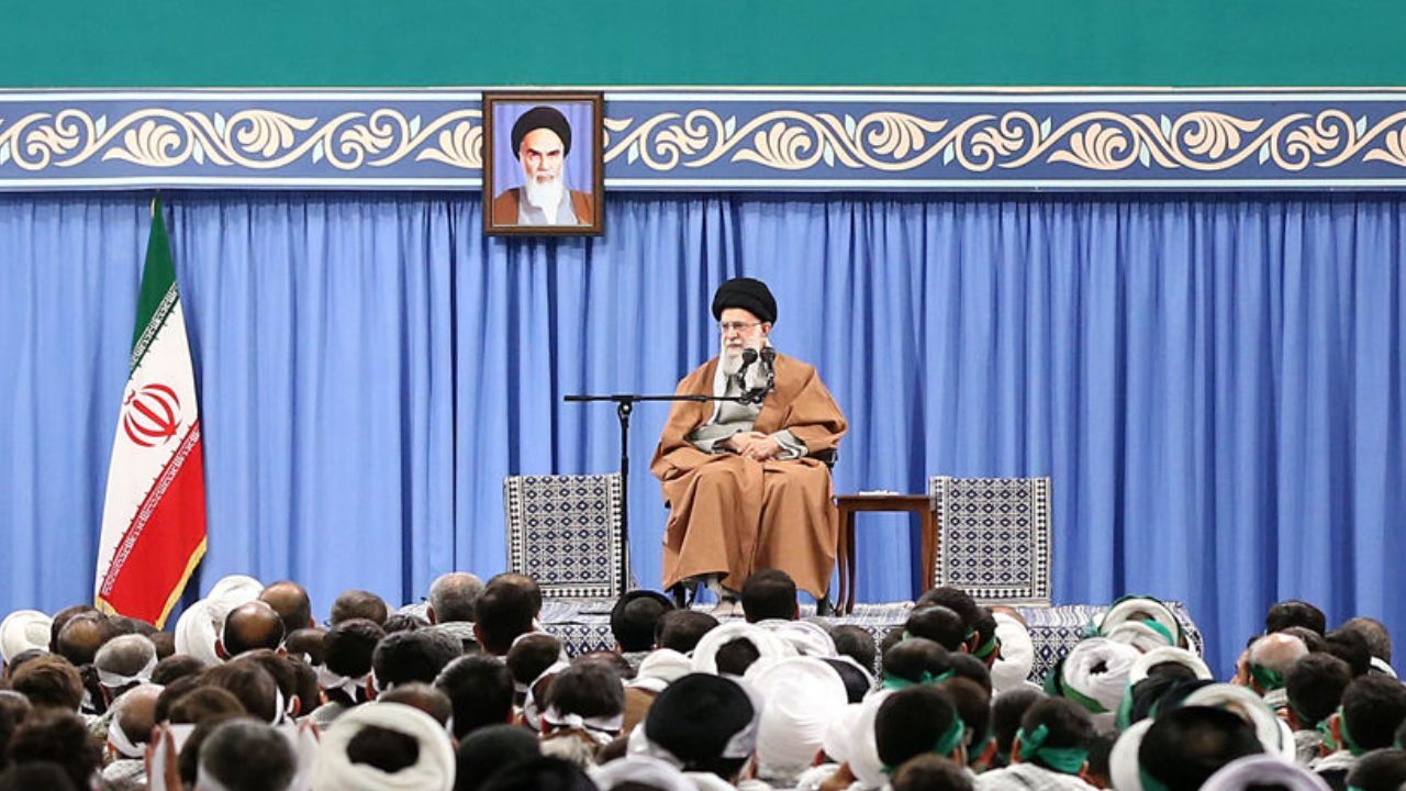 ملت بار دیگر عظمت خود را نشان داد و توطئه خطرناکی را نابود کرد/ لازم می‌دانم تکریم و تعظیم خود را به ملت بزرگ ایران تقدیم کنم/ به برکت بسیج، تهدیدها دیگر برای ما تهدید نیست و تبدیل به فرصت می‌شود/ مردم تا احساس می‌کنند که دشمن مشغول است، به میدان می‌آیند/