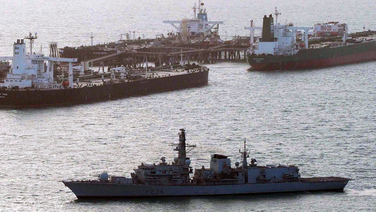 ناو انگیسی از تنگه تایوان عبور کرد