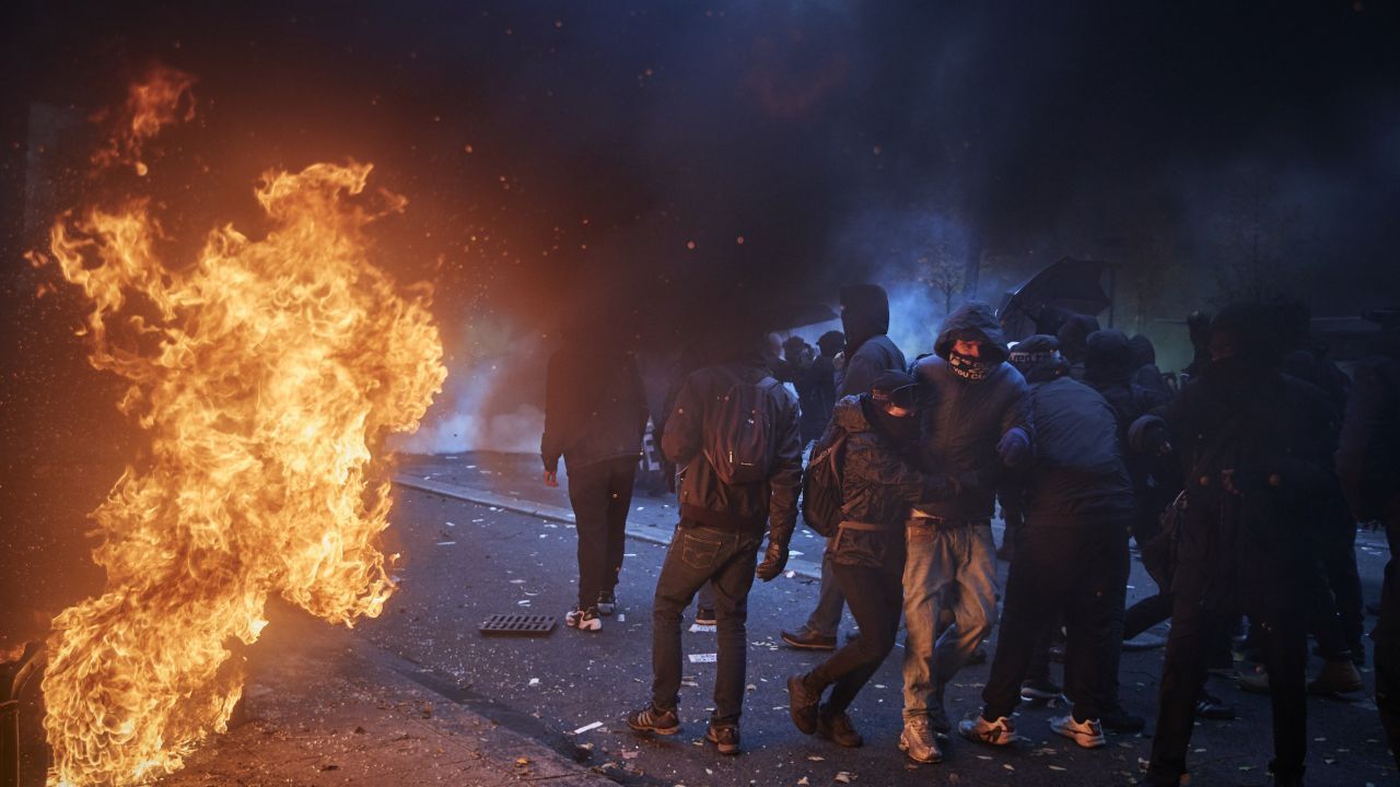 فرانسوی‌ها پرچم اتحادیه اروپا را به آتش کشیدند