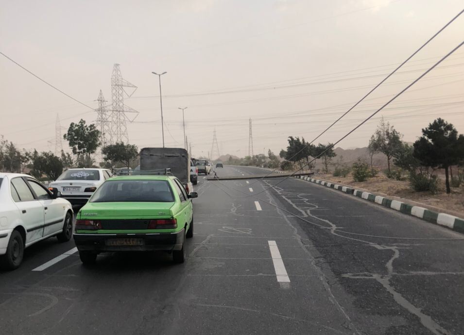 سقوط دو تیرچراغ برق بر اثر باد شدید در پرند