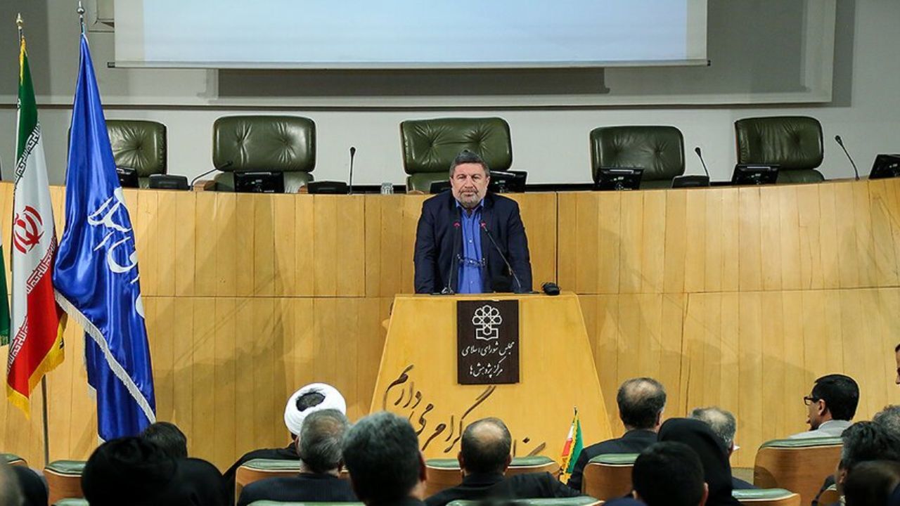 دولت از بانک‌ها به مثابه قلک خود استفاده می‌کند/ اقتصاد در ایران بانک‌محور شده است/ نظام پولی و بانکی را اصلاح خواهیم کرد/ دولت‌ها علاقه‌‌ای به ارائه لایحه برای اصلاح سیاست‌های پولی و بانکی نداشتند و ندارند/ کمیسیون اقتصادی مبارزه با قاچاق کالا را در دستو