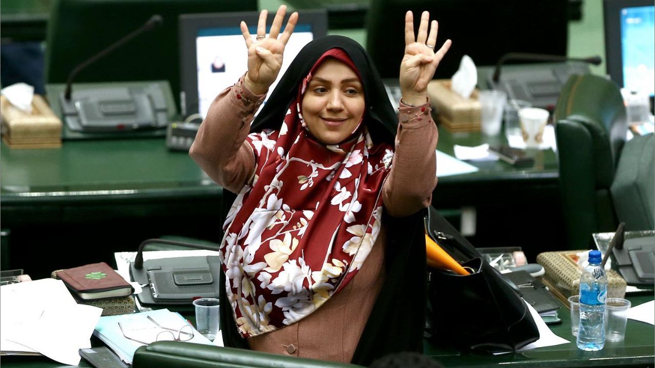 چالش‌های مشترک مجالس دهم و یازدهم بیکاری و معیشت مردم است/ نمایندگان زن مجلس یازدهم مشکلات زنان سرپرست خانوار را در اولویت قرار دهند/ خیل عظیمی از جوانان تحصیل‌کرده با مدارج علمی بالا بیکار هستند/ بیکاری جوانان باعث سرخوردگی آینده‌سازان کشور می‌شود/ بیشتر