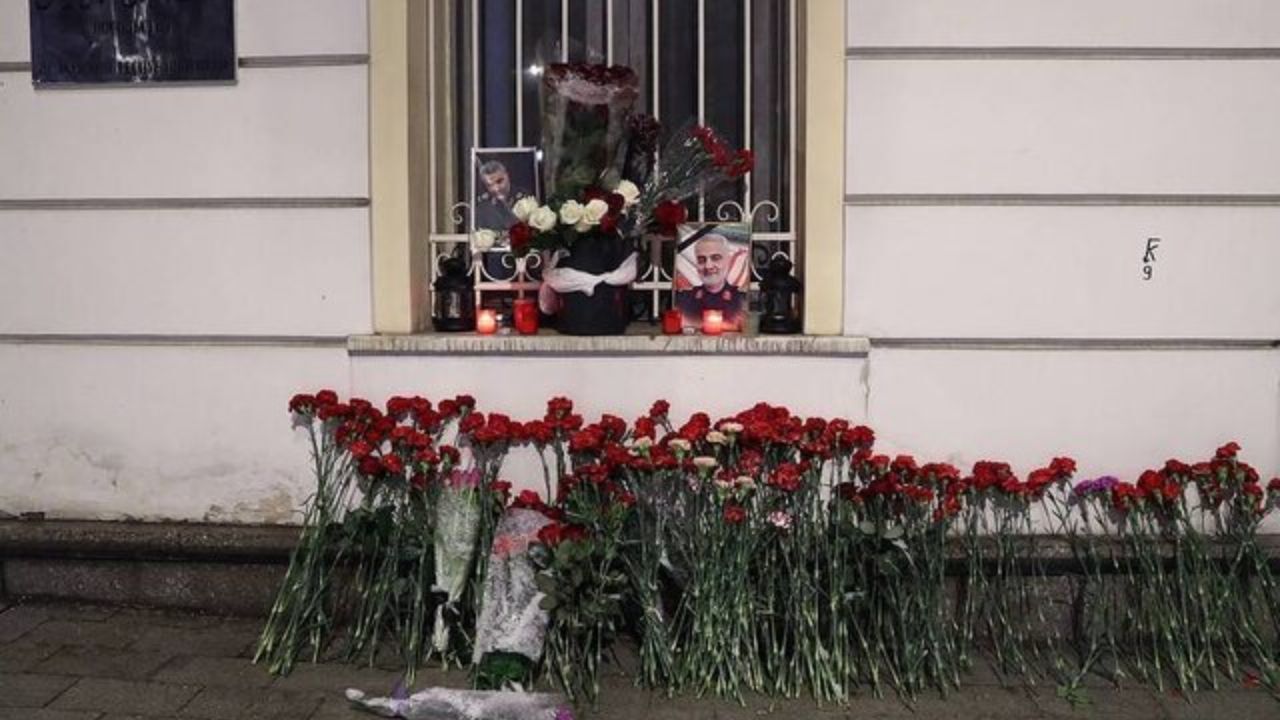 مراسم گرامیداشت یاد سردار سلیمانی مقابل سفارت تهران در «مسکو» برگزار شد