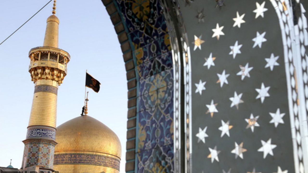 قرائت صلوات خاصه امام رضا(ع) قبل از مراسم تشییع سردار سلیمانی + ویدئو