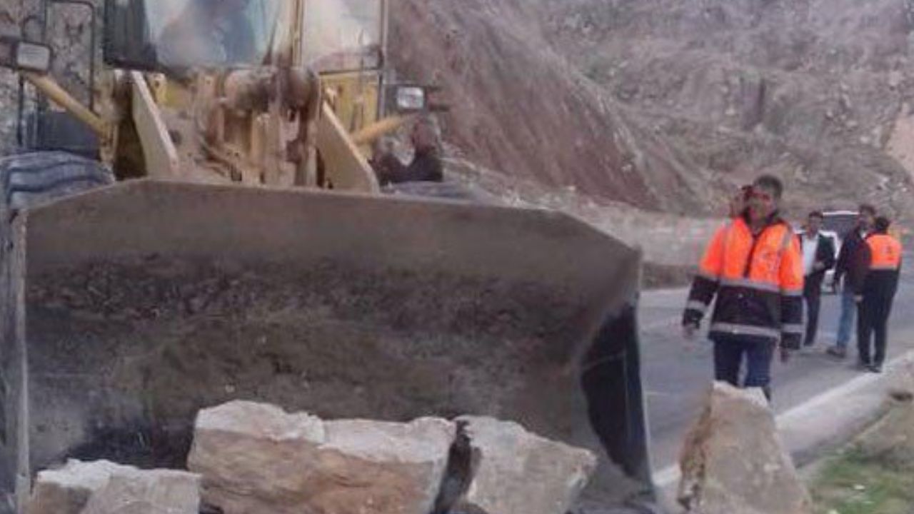 ریزش کوه در اثر زلزله در بوشهر