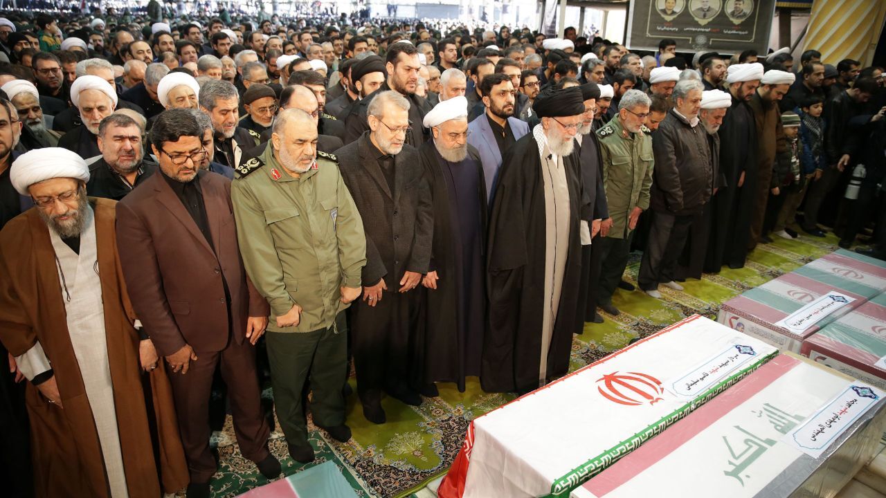 اقامه نماز رهبر انقلاب بر پیکر سردار شهید سلیمانی و شهدای مقاومت
