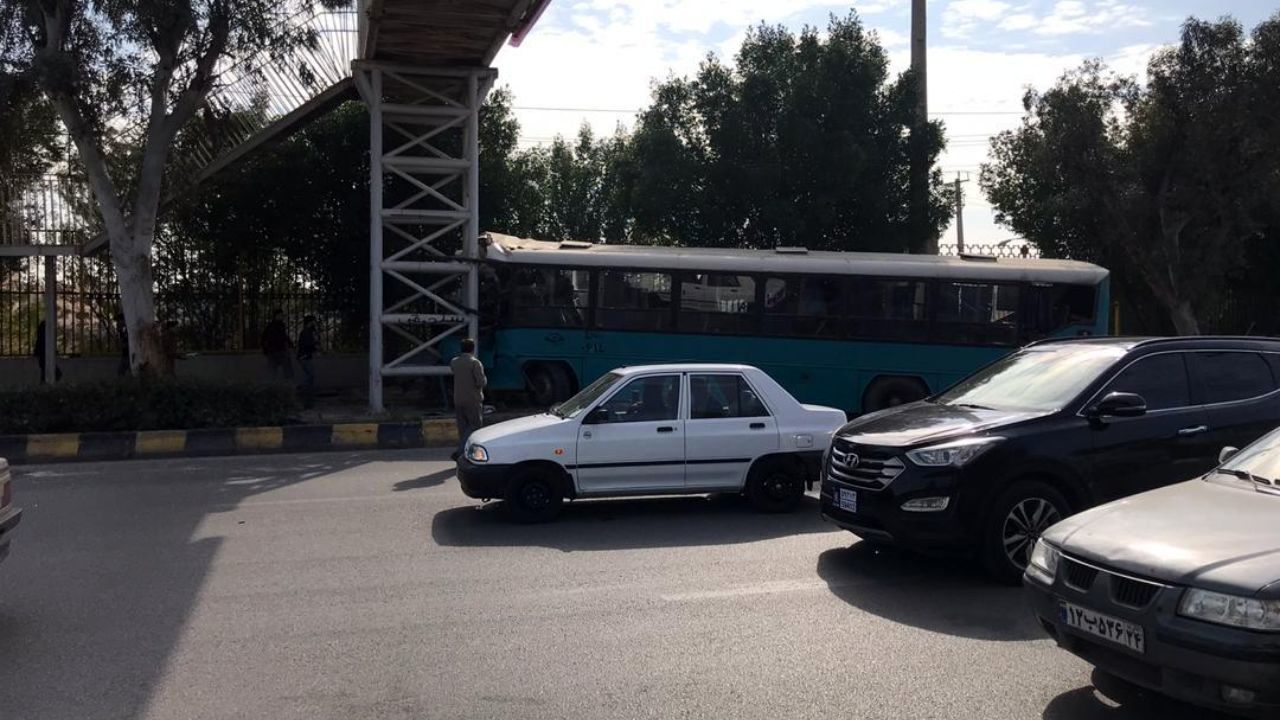 برخورد اتوبوس با پل عابر پیاده در اتوبان گلستان اهواز