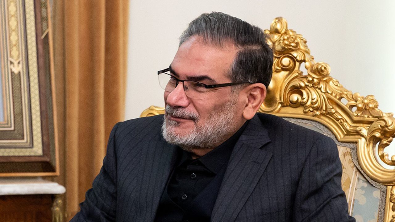 شمخانی: خروج آمریکا از منطقه باید در اولویت قرار گیرد
