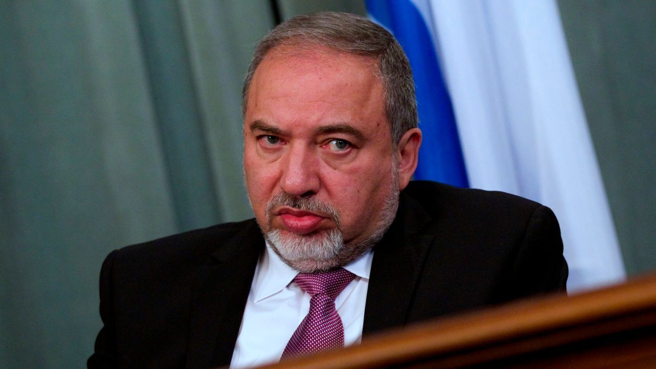 لیبرمن: طرح معامله قرن برای نجات «نتانیاهو» است