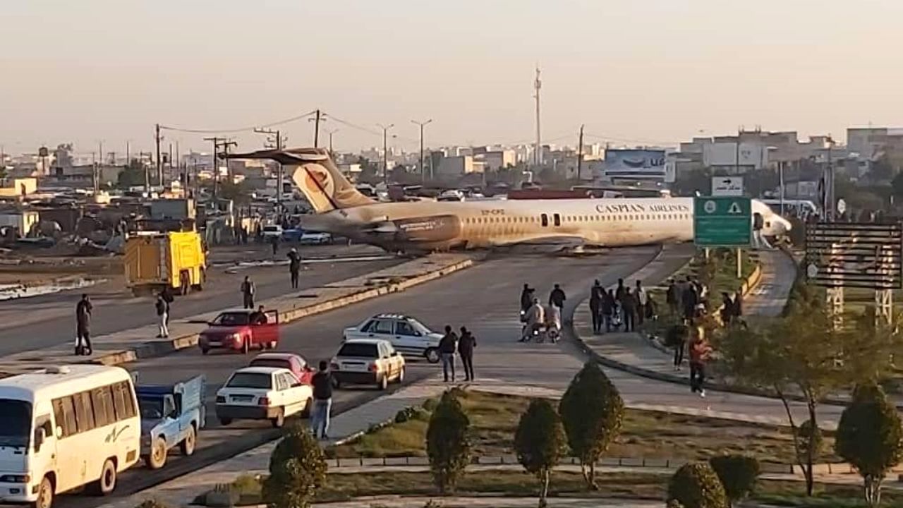 خروج هواپیما از باند فرودگاه در ماهشهر/ مسافران در سلامت کامل هستند/ جعفرزاده: ابعاد موضوع بررسی خواهد شد/ زرگر: استقرار تیم‌های اورژانس در محل حادثه هواپیمای تهران-ماهشهر