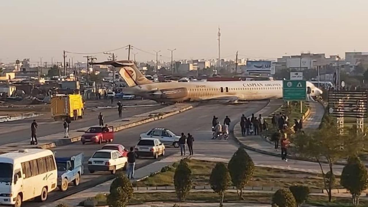 خروج هواپیما از باند فرودگاه در ماهشهر/ مسافران در سلامت کامل هستند/ جعفرزاده: ابعاد موضوع بررسی خواهد شد/ زرگر: استقرار تیم‌های اورژانس در محل حادثه هواپیمای تهران-ماهشهر