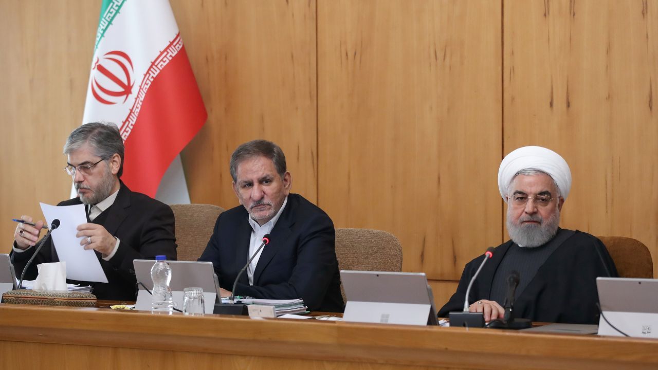 اسلامیت و جمهوریت نظام در کنار هم قرار دارند/ هیچ‌کس بالاتر از قانون و مردم نیست/ باید در درون خانواده به هم انتقاد کنیم/ اگر رئیس‌جمهور انتقادی می‌کند به معنای دلسوزی در درون خانواده و برای اجرای قانون است/ باید وحدت را حفظ و واقعیات و خدمات دولت را به م