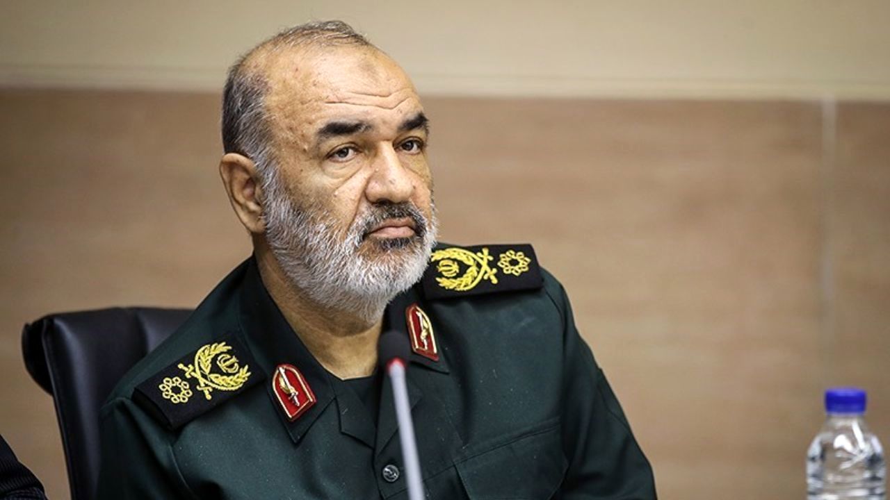 ملت ایران مسیر انقلاب را با قدرت ادامه می‌دهد