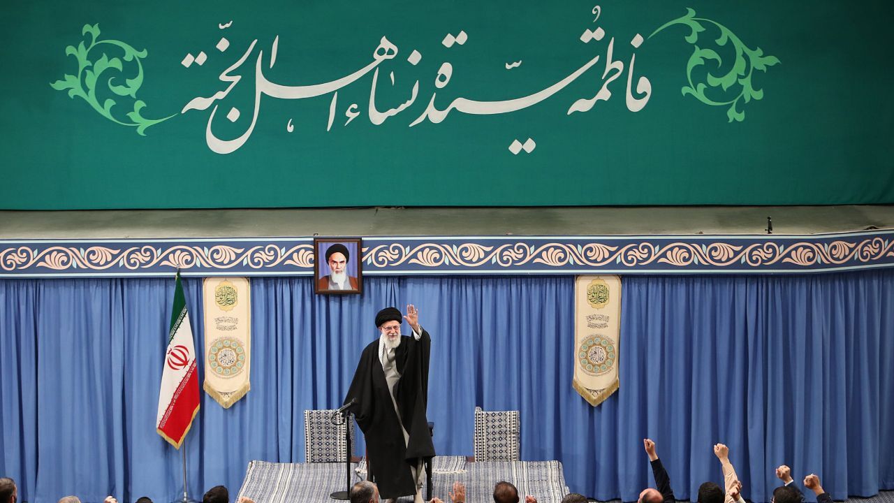 حیرت ناظران جهانی از تاب‌آوری ملت ایران مقابل غول وحشی آمریکایی/ ایستادگی نیازمند تزریق مستمر نیروی معنوی به جامعه است/ سبک زندگی را با فرهنگ‌سازی به مسیر اسلامی آن بازگردانید/ ملت ایران در مقابل تبلیغات دشمن برای القاء تسلیم در برابر آمریکا ایستاده است/ 