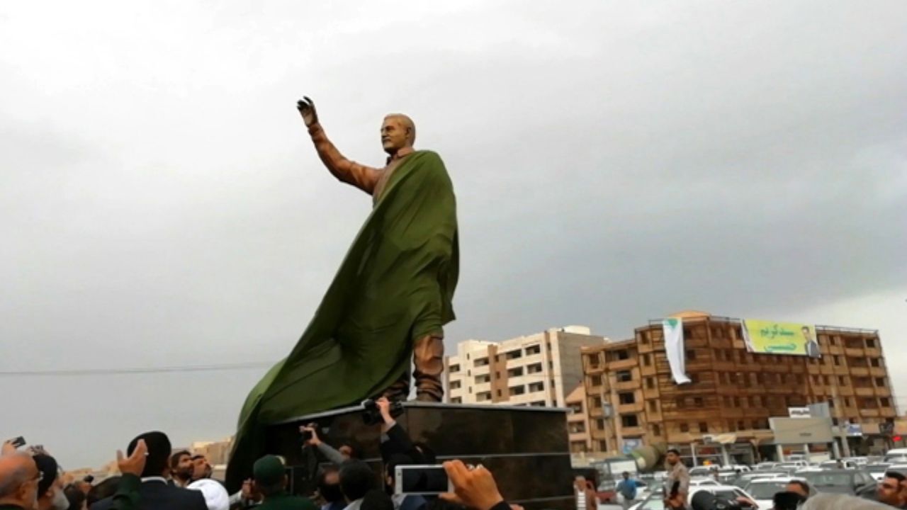 لحظه رونمایی از تندیس شهید سلیمانی در اهواز + ویدئو