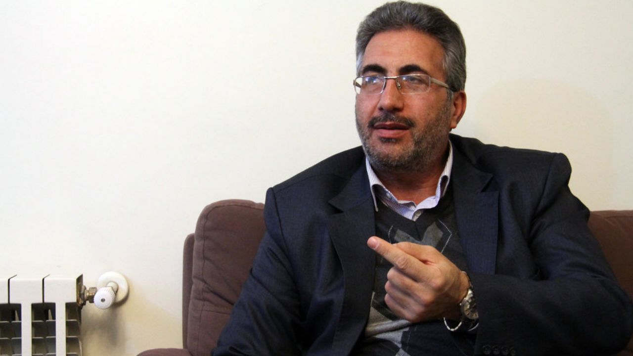 مردم تخلفات را به شماره گویای 135 تعزیرات گزارش دهند/ وقتی محتکران با جان و سلامت مردم بازی می‌کنند، در برخورد با آنها شوخی نداریم/ مراکز متخلف پلمب می‌شوند/ محتکران به جریمه 70 برابری کالای احتکارشده و توزیع جنس ملزم می‌شوند/ اعلام آدرس 4 مجتمع تعزیرات ک