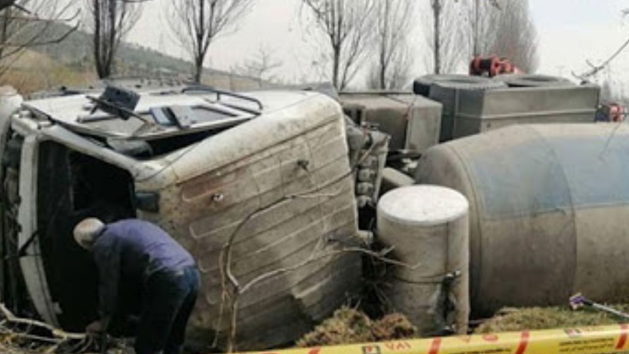 خودرو میکسر در بزرگراه زین الدین واژگون شد