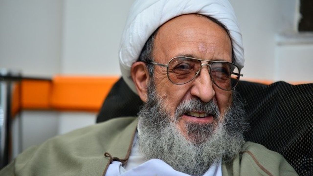 هویدا در دادگاه گفت «توکُلت علی الله»؛ من به او گفتم حوصله کن، الان کُلت علی الله است/ یکی از اعضای خانواده هویدا به خلخالی پیشنهاد "رشوه کلان" برای عقب انداختن "سه ماهه" جلسه دادگاه داد/ برخی از فوتبالیست‌های بزرگ کارمند ساواک و شکنجه‌گر بودند